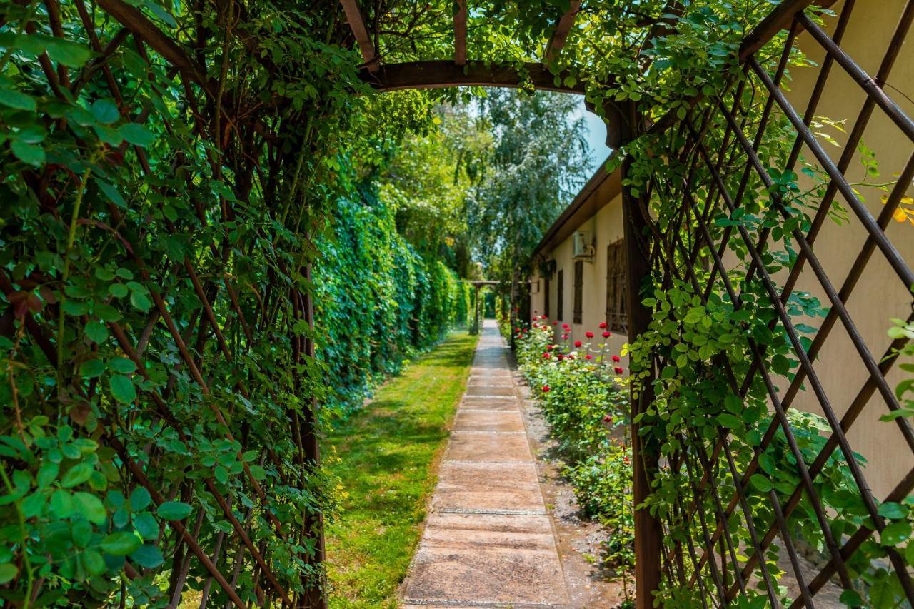 Gоlden Dragon Villa Hotel Бишкек Экстерьер фото